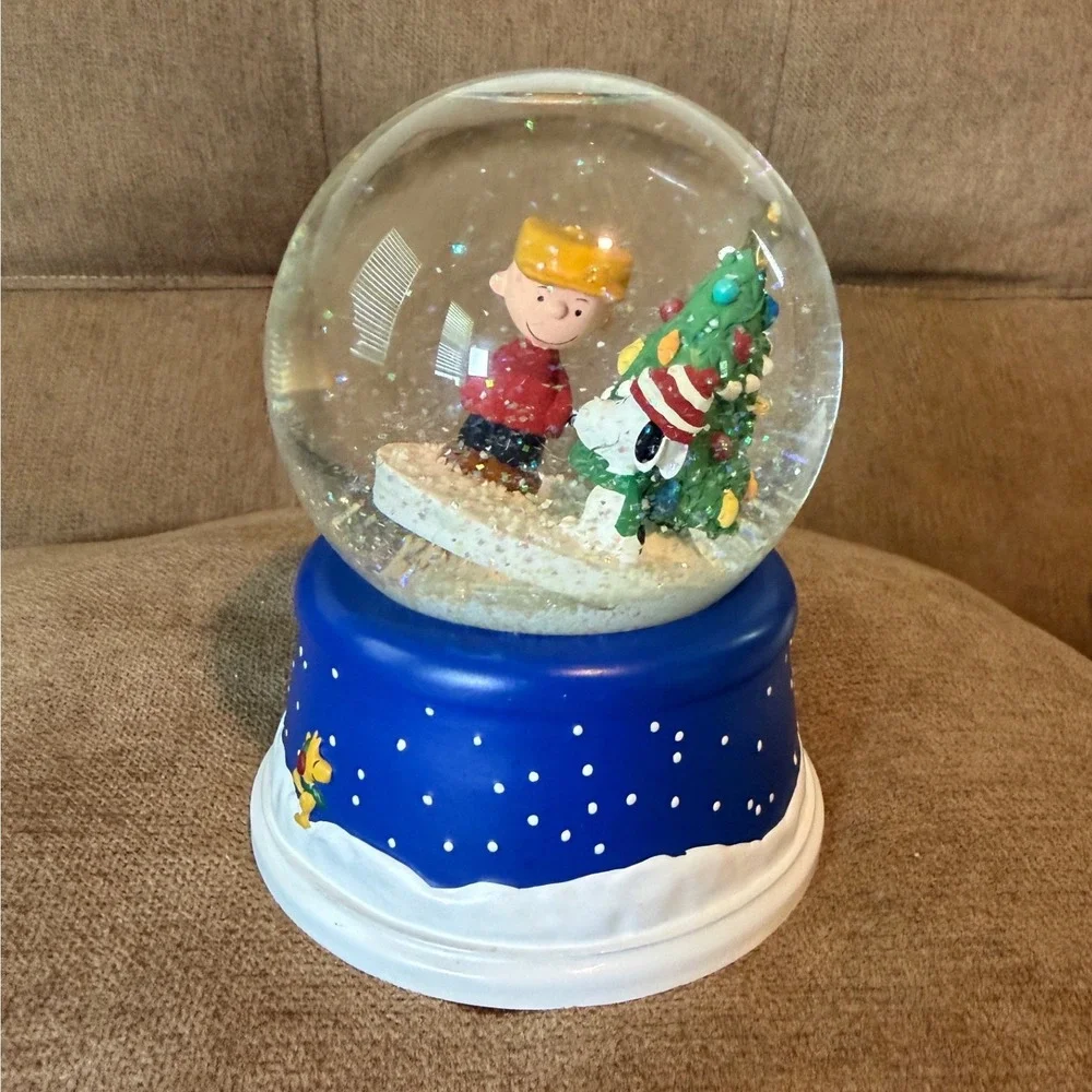 Hallmark Peanuts Musical Snow Globe Charlie Brown Snoopy Christmas Globe 200's